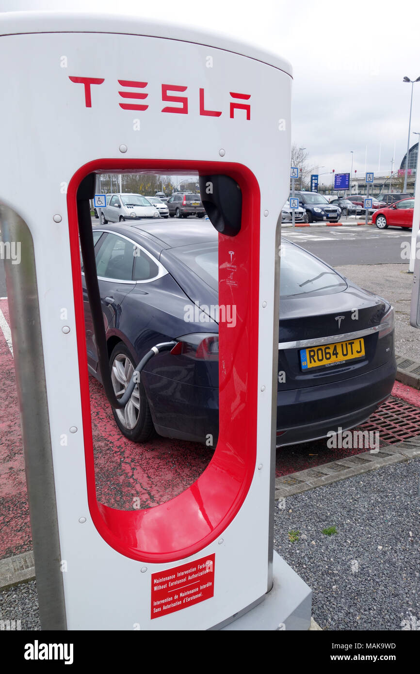 Location de Tesla au terminal Eurotunnel Le Shuttle en France Banque D'Images