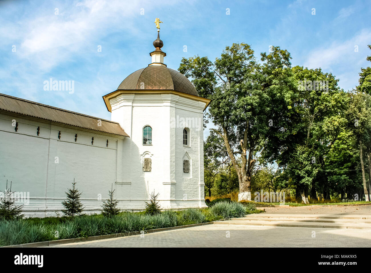 Wall Svensk monastère en Russie en journée d'été. Banque D'Images