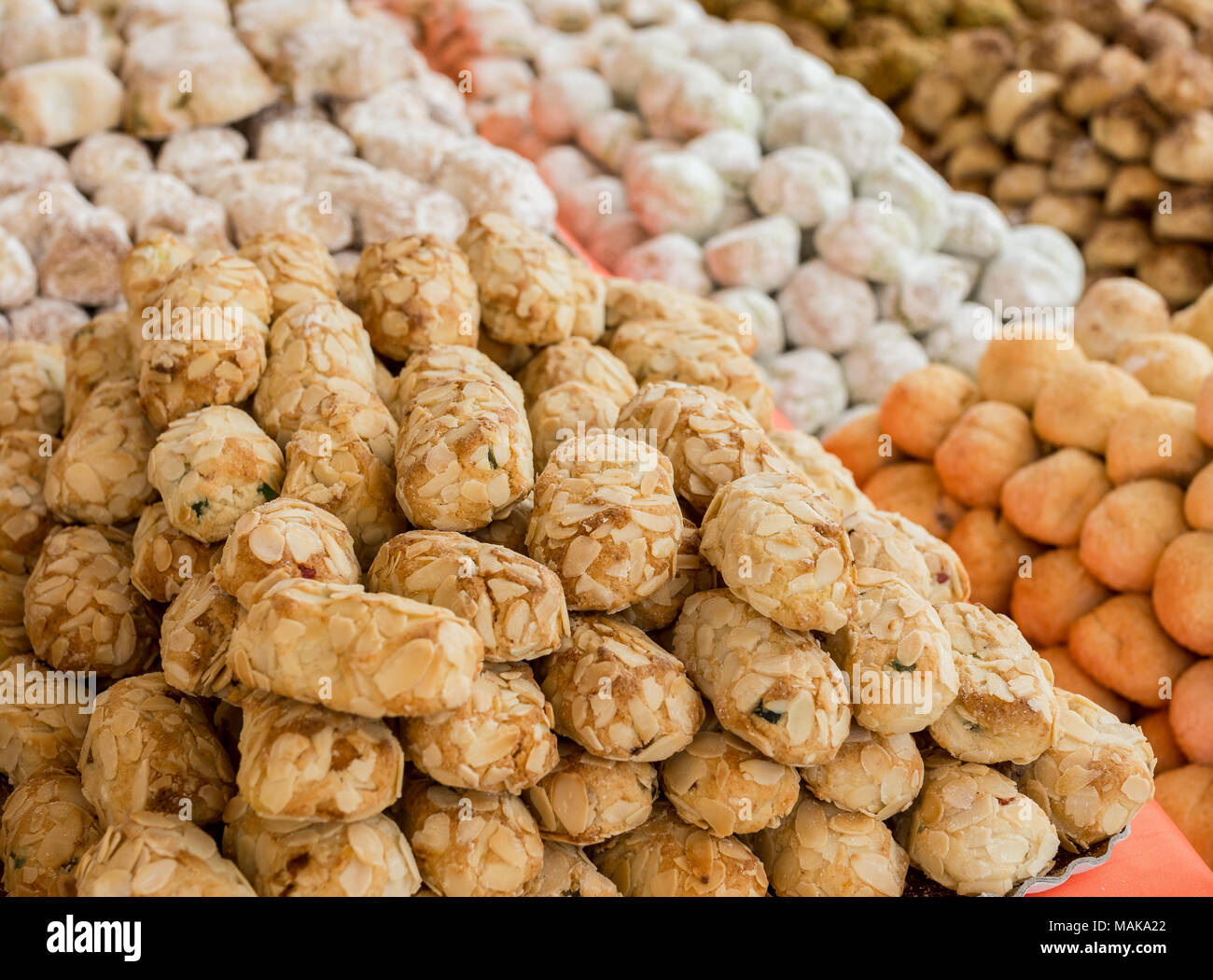 Arrière-plan de beaucoup des pâtisseries à base d'amandes douces une spécialité culinaire typiquement italien avec les fruits confits et les pistaches. Focus sélectif. Banque D'Images