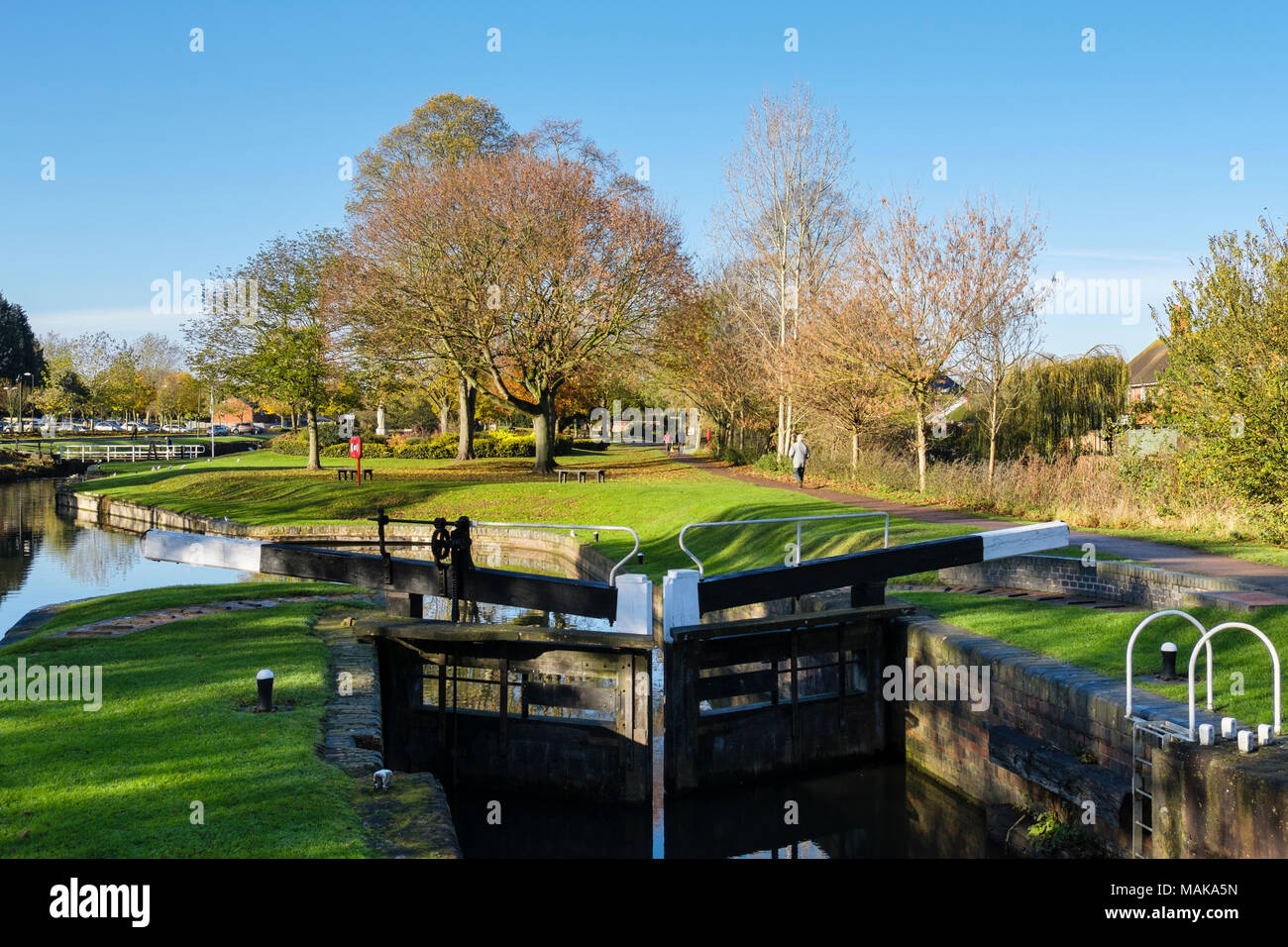 Barge Canal d'écluses à l'automne. Parc des vignes, Droitwich Spa, Worcestershire, Angleterre, Royaume-Uni, Angleterre Banque D'Images
