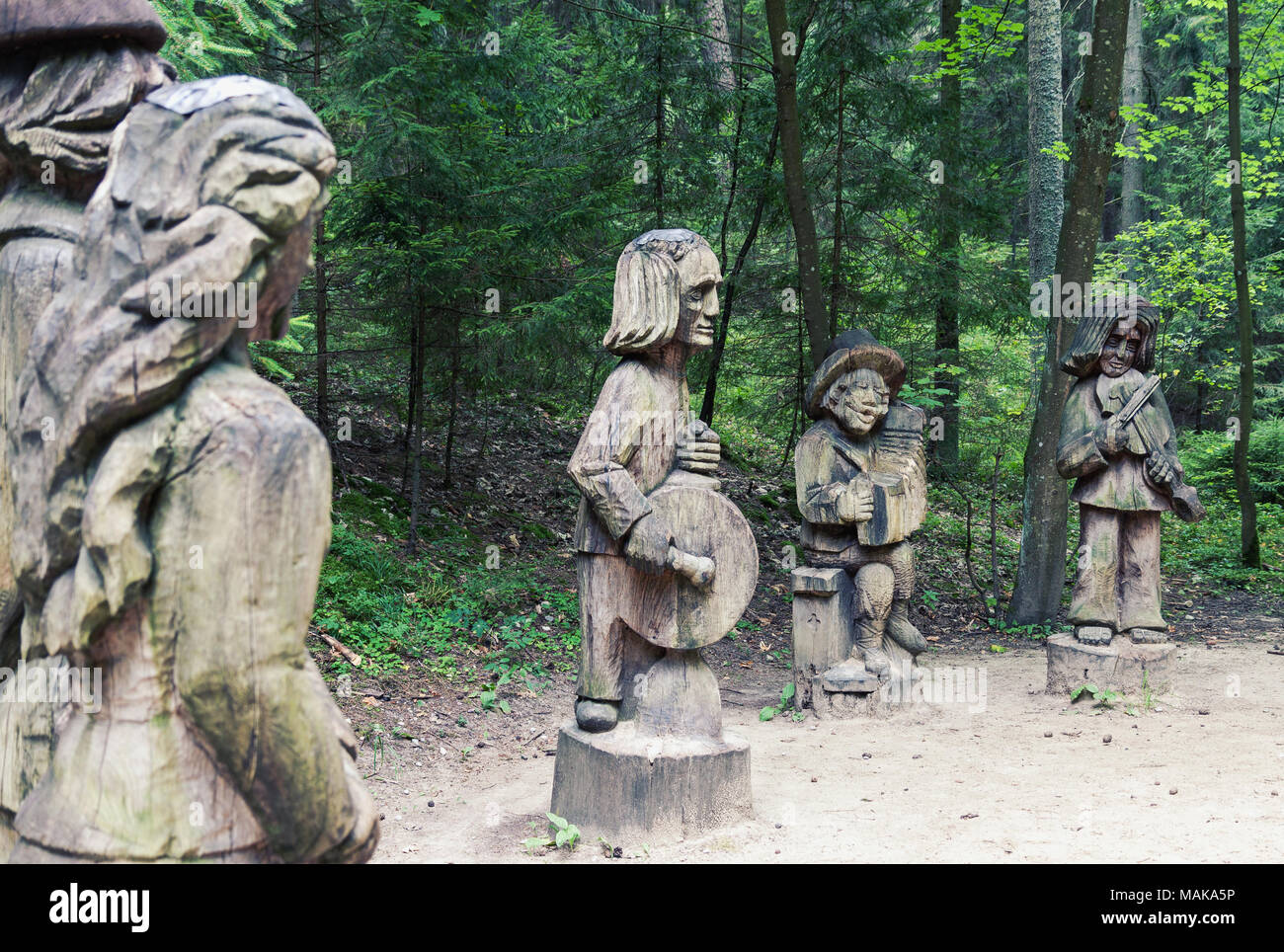 L'art de sculpture sur bois traditionnels lituaniens des sculptures de musiciens folk en public, à Juodkrante Banque D'Images