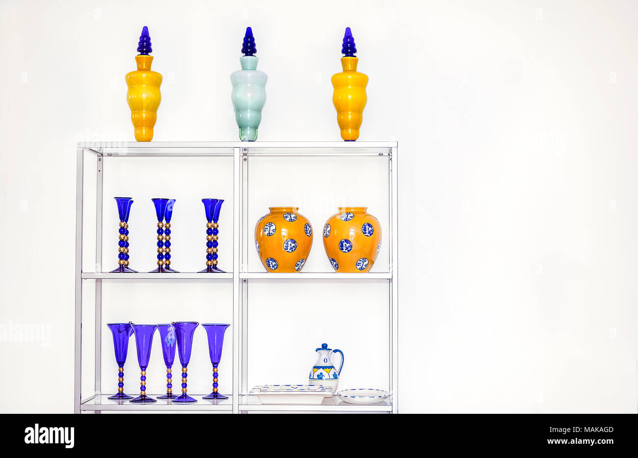 Une collection de vases colorés et de boire des verres bleu sur l'écran. - Stock Image. Banque D'Images