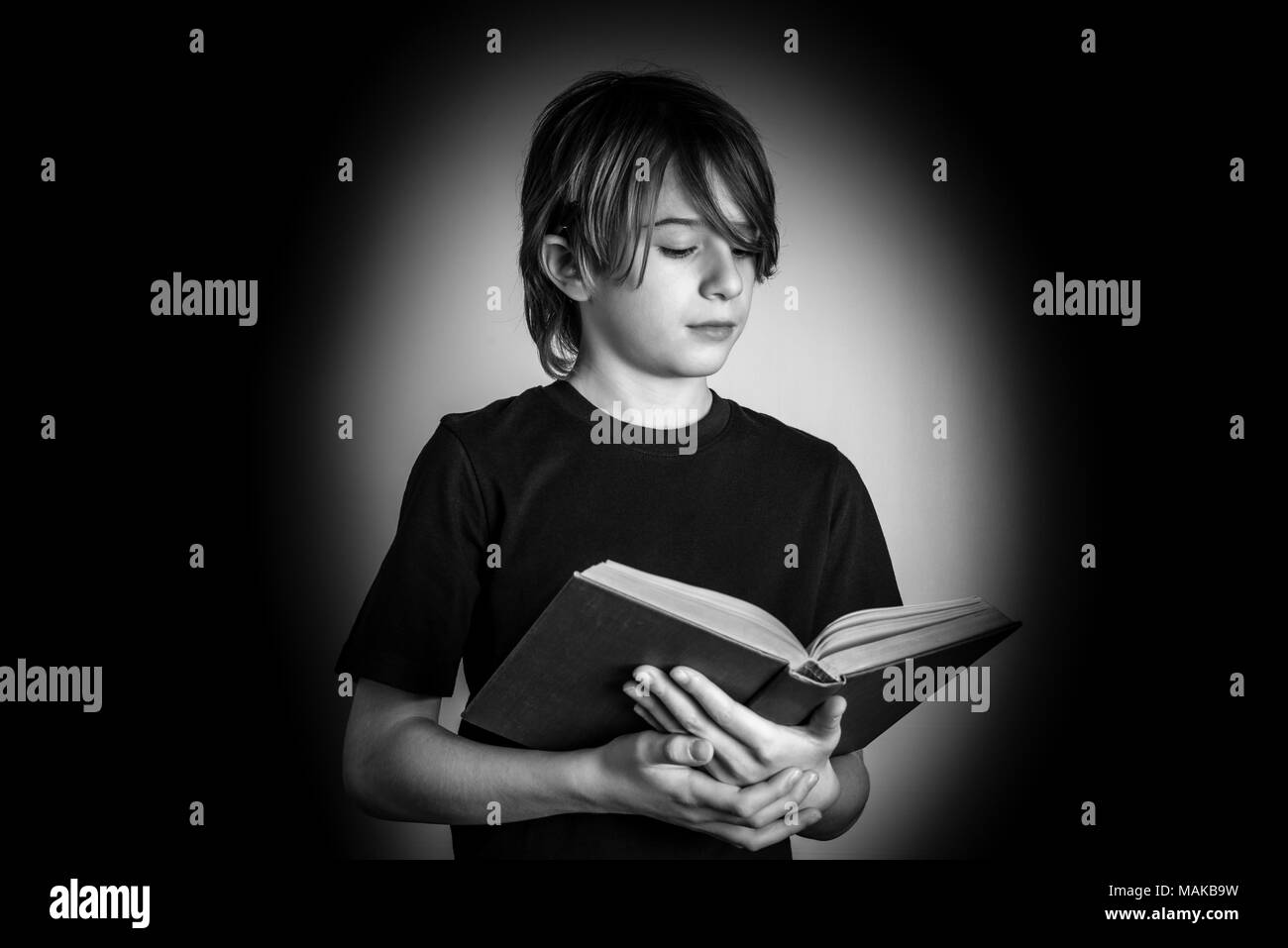 Jeune lecteur - photo en noir et blanc Banque D'Images