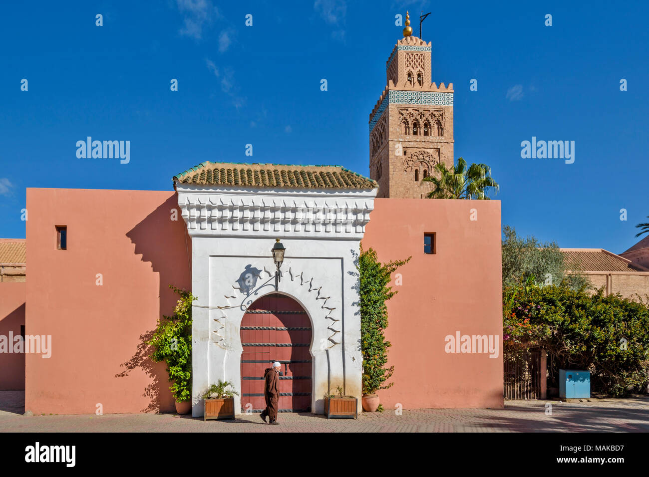 Maroc Marrakech LA KOUTOUBIA ET ANCIEN PORTE EN BOIS AVEC UN PASSANT PAR Banque D'Images