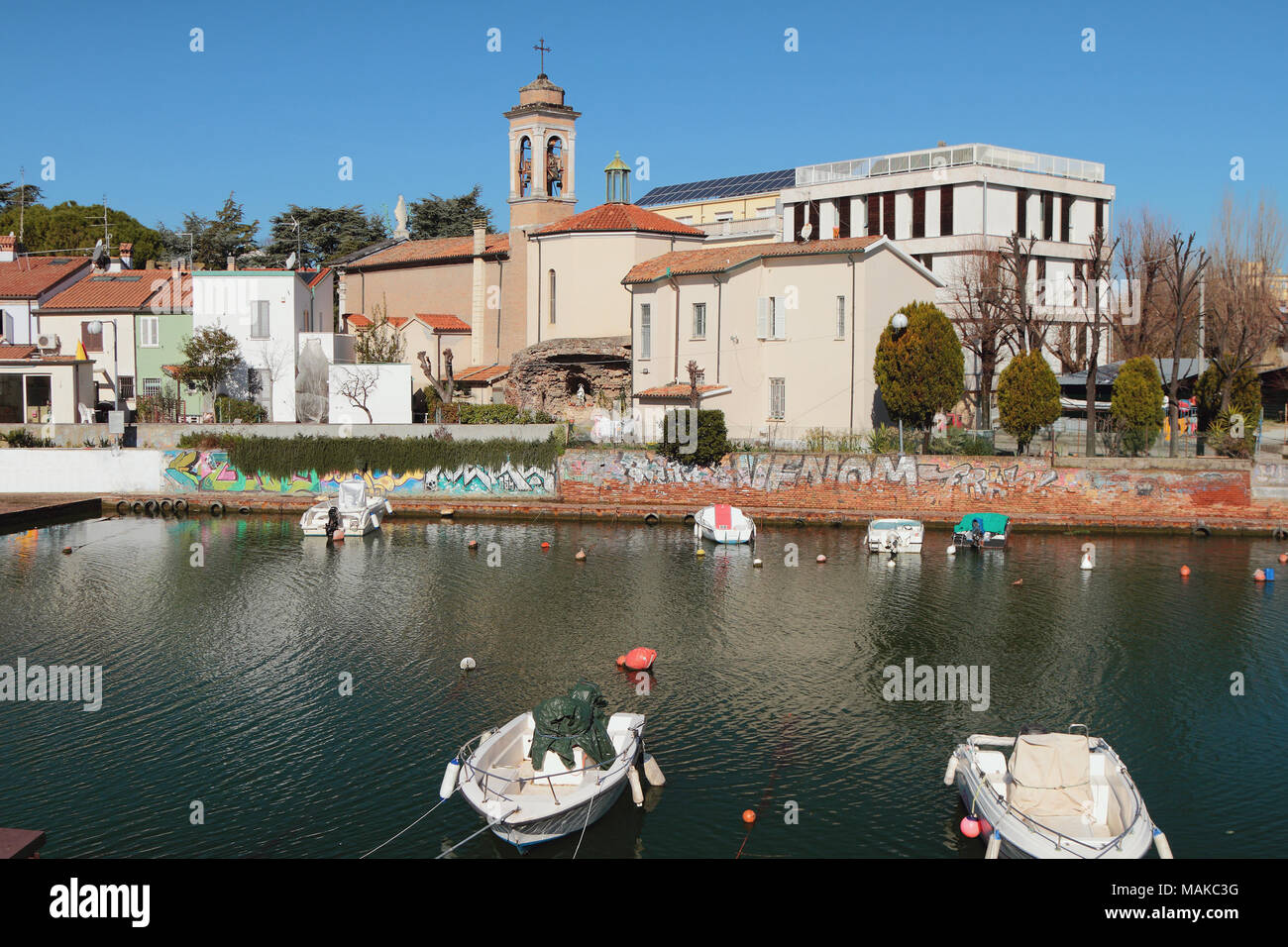 Canal de la ville et l'Église catholique romaine à terre. San Giuliano, Rimini, Italie Banque D'Images