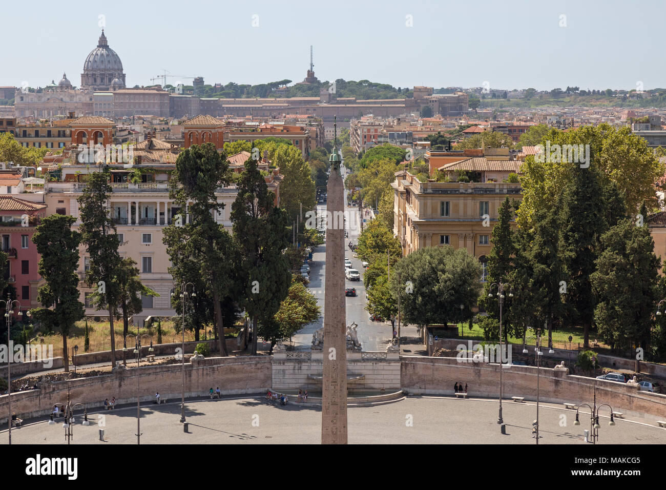 Voir à partir de la Terrazza del Pincio à la Piazza del Popolo, qui a la plus ancienne villes obélisque à son centre, et les toits des bâtiments towa Banque D'Images