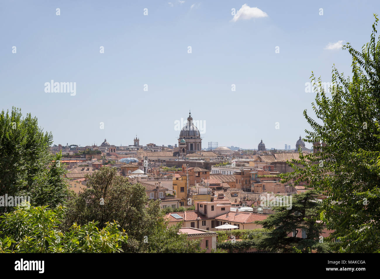 Les toits de Rome du Terrazza del Pincio à l'ensemble de la ville avec ses dômes et clochers de quelques-unes des nombreuses églises d'entre e Banque D'Images