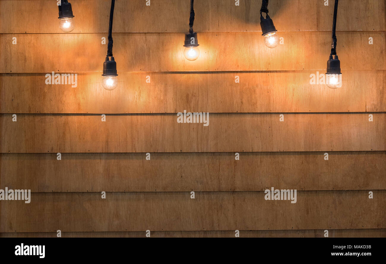 Les ampoules de Noël sur fond de textures de bois. Sur fond de bois des ampoules pour publicité produit concept d'affichage. La fête, Noël, Banque D'Images