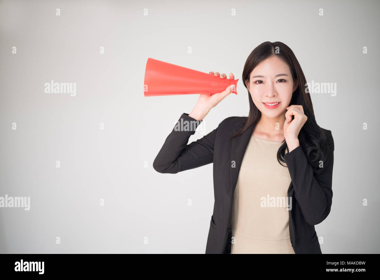 Vos commentaires, avis, Commentaire, l'enquête historique concept avec asian woman hold cône rouge. Les commentaires des clients ou des commentaires et de marketing est l'enquête Banque D'Images