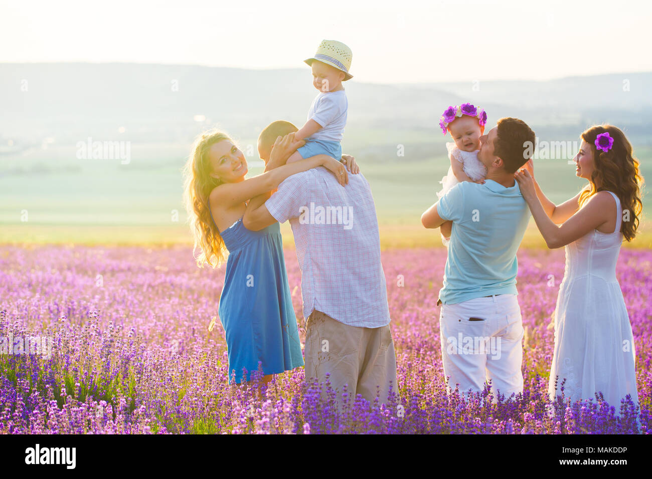 Deux friendly famille dans un champ de lavande Banque D'Images