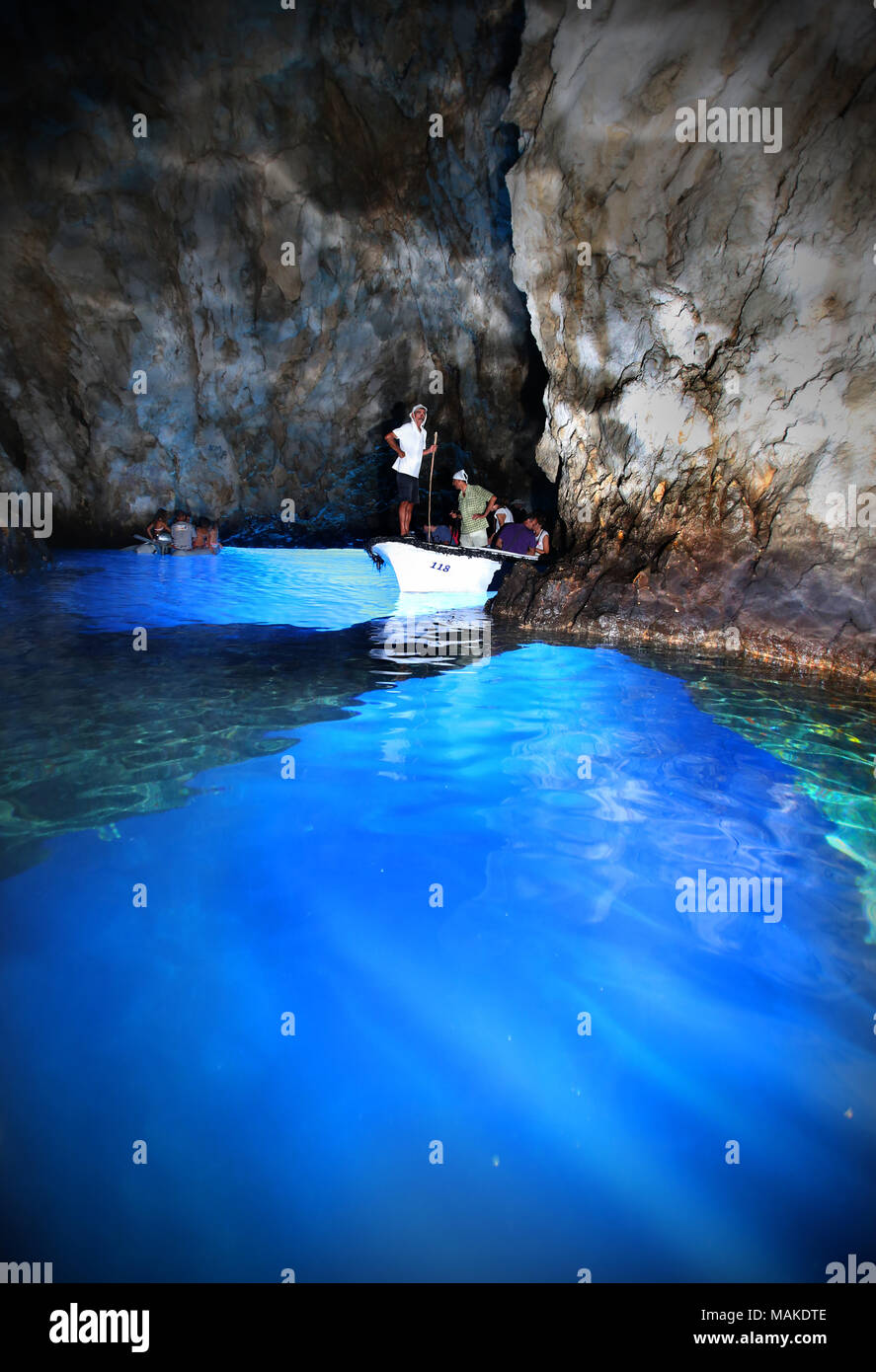 Grotte bleue, l'île de Vis, Croatie. Célèbre destination touristique sur la  côte Adriatique Photo Stock - Alamy