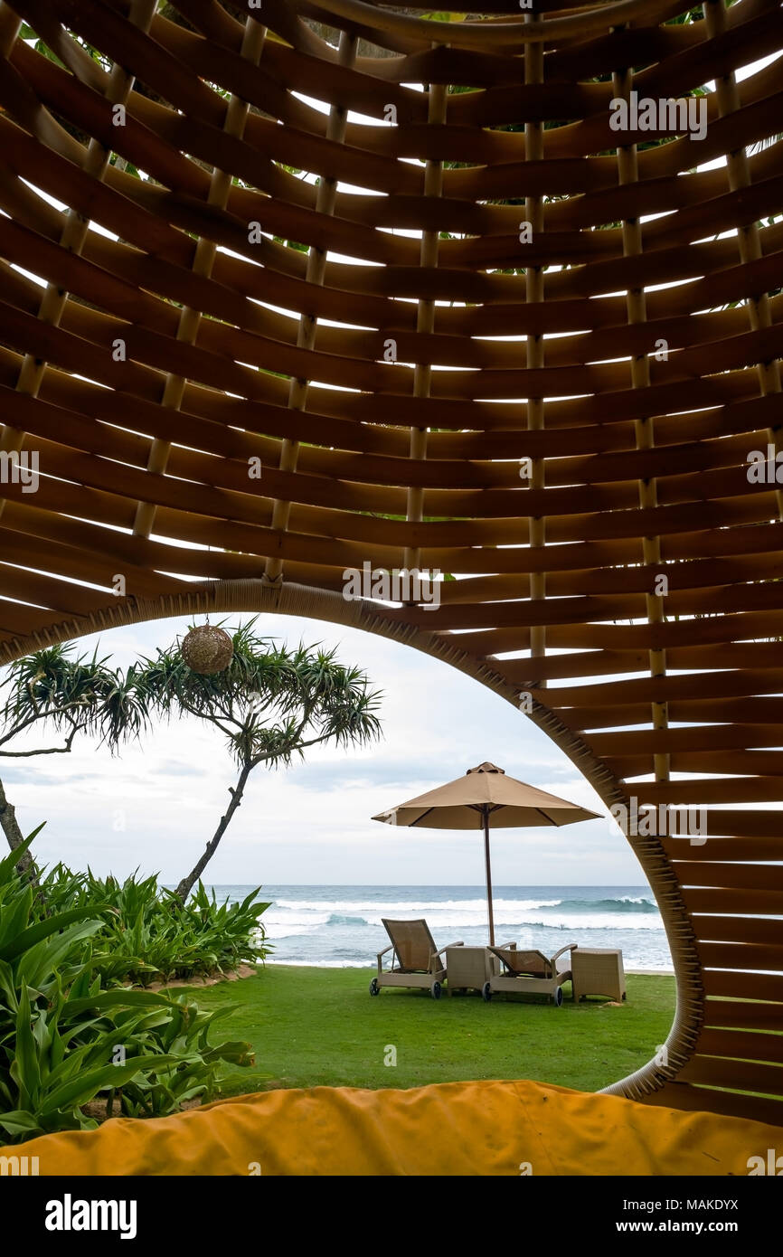 Endroit confortable à l'intérieur de cocoon hamac. Vue sur l'océan Indien tropical. Banque D'Images