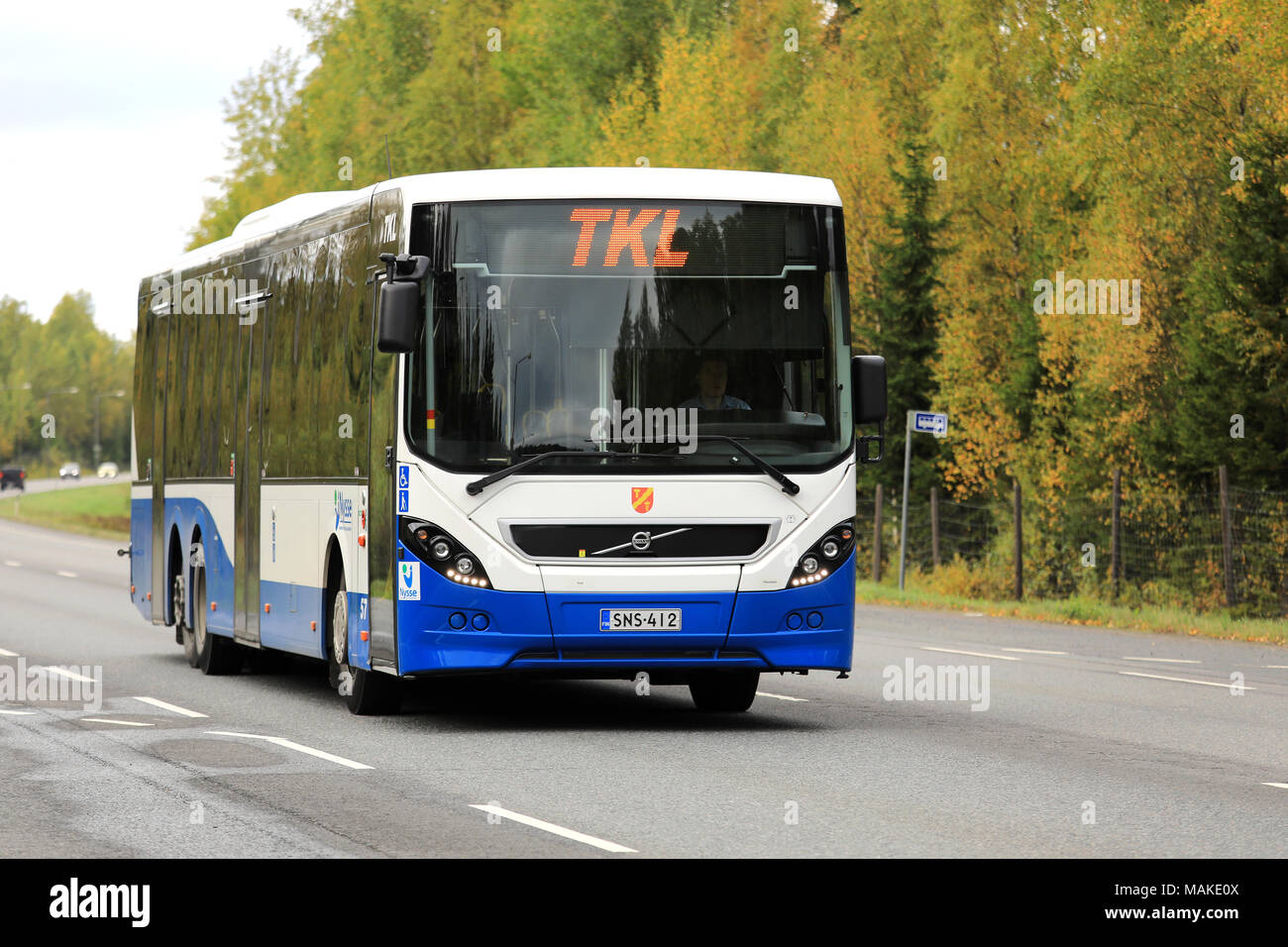 KANGASALA, FINLANDE - le 21 septembre 2017 : Volvo 8900 bus de ville moderne de TKL ou Tampere City Transport sur la route sur un jour nuageux de l'automne. Banque D'Images