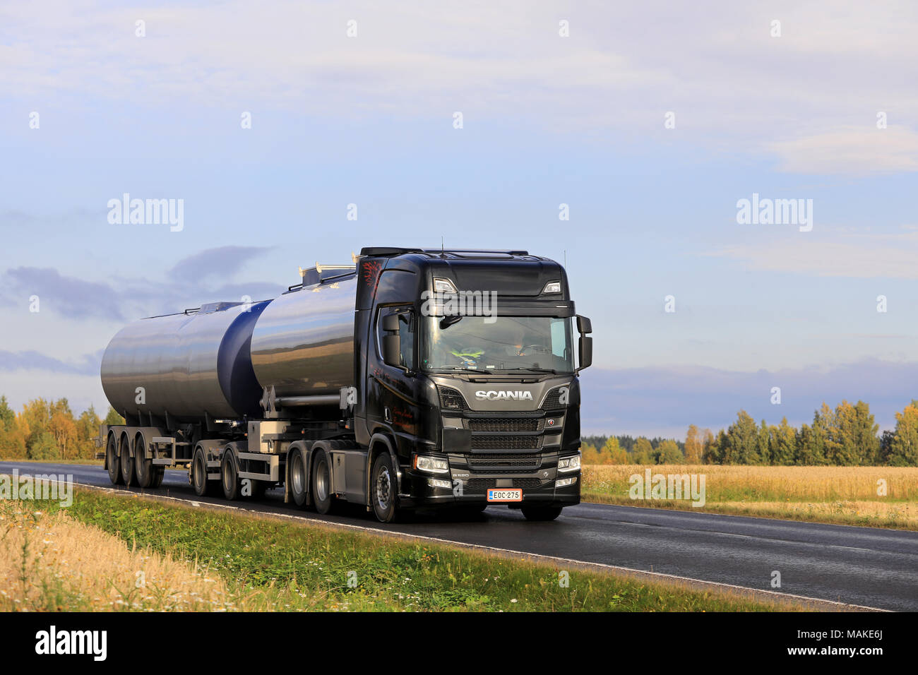 JAMSA, FINLANDE - le 21 septembre 2017 : Nouvelle Génération Noir Scania R580 camion-citerne de Kuljetusliike Raimo Laakso transporte des marchandises sur la route en automne Banque D'Images