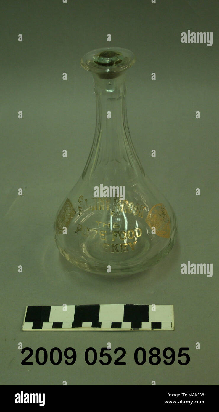 Carafe en forme de bulbe de verre pour Sunny Brook whisky avec un bouchon de verre. Ce produit a remporté un prix à la foire mondiale de 1904. Titre : carafe en verre pour Sunny Brook whisky avec bouchon en verre . après 1904. Banque D'Images