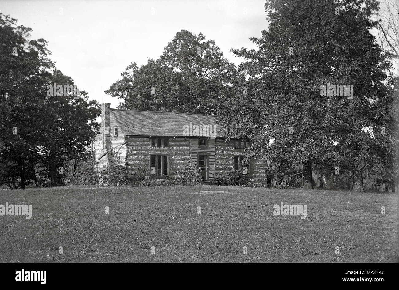 L'horizontale, noir et blanc vue extérieure de Grant's log cabin montrant façade avant et motifs. Titre : Grant's Log Cabin, Saint Louis. . 13 octobre 1912. Oscar Kuehn Banque D'Images L'horizontale, noir et blanc vue extérieure de Grant's log cabin montrant façade avant et motifs. Titre : Grant's Log Cabin, Saint Louis. . 13 octobre 1912. Oscar Kuehn Banque D'Images