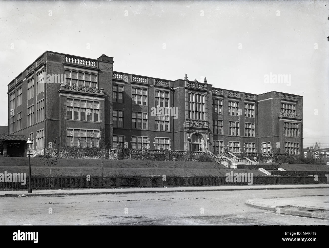 L'horizontale, 1970 Photographie noir et blanc montrant un bâtiment en brique de trois étages à une vue de trois-quarts. Titre : Teachers College, St Louis. . Novembre 1915. Oscar Kuehn Banque D'Images