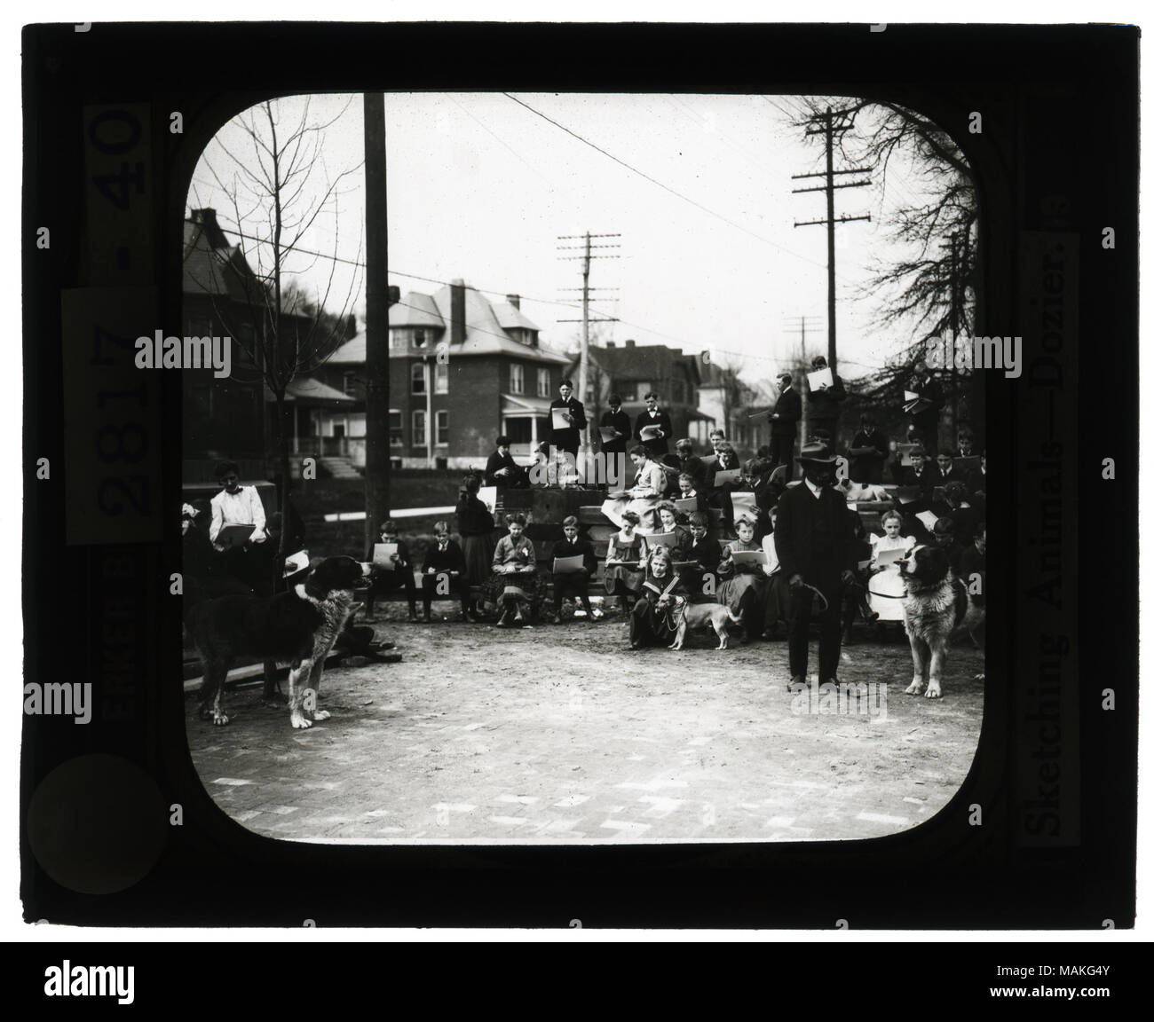 À l'horizontal, photo en noir et blanc d'étudiants dimensions chiens dans une classe en plein air. Titre : Musée de l'éducation des diapositives : Dessiner Animaux- Dozier l'école. . Vers 1910. Banque D'Images