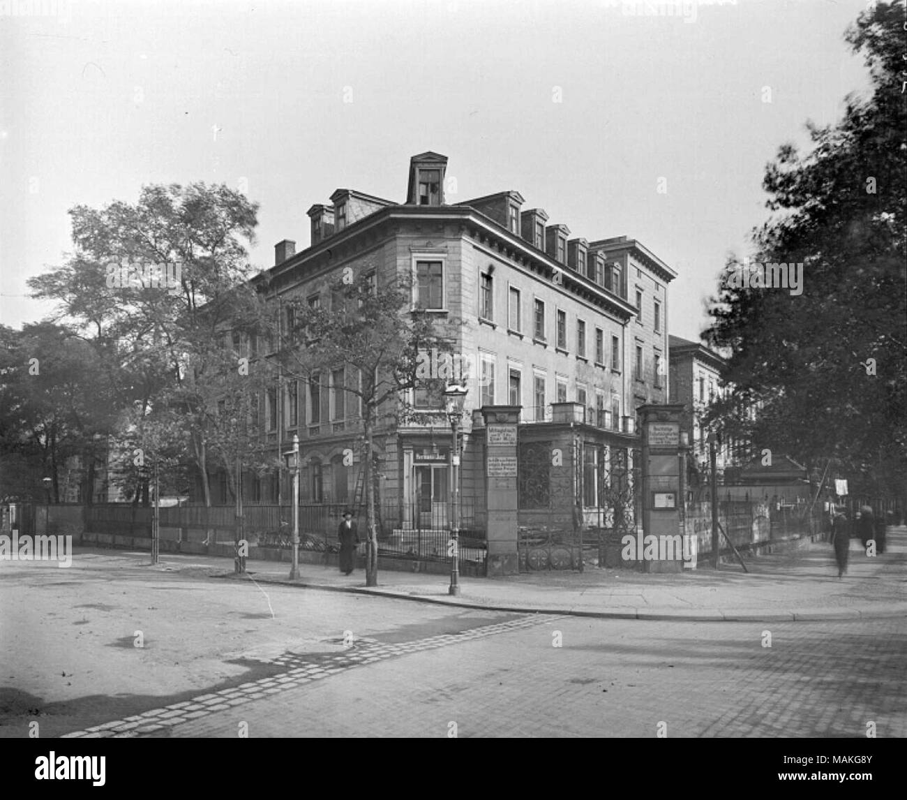 . Deutsch : Leipzig : Dresdner Stra ?e 1 +, Ecke Salomonstra + ?e, Bebauung bis zum Jahr 1914, danach Neubau der Buchdruckerei Bernhard Meyer . entre vers 1910 et vers 1914. Atelier Hermann Walter Bernhard M + +ller (* 1860 ; Banque D'Images . Deutsch : Leipzig : Dresdner Stra ?e 1 +, Ecke Salomonstra + ?e, Bebauung bis zum Jahr 1914, danach Neubau der Buchdruckerei Bernhard Meyer . entre vers 1910 et vers 1914. Atelier Hermann Walter Bernhard M + +ller (* 1860 ; Banque D'Images