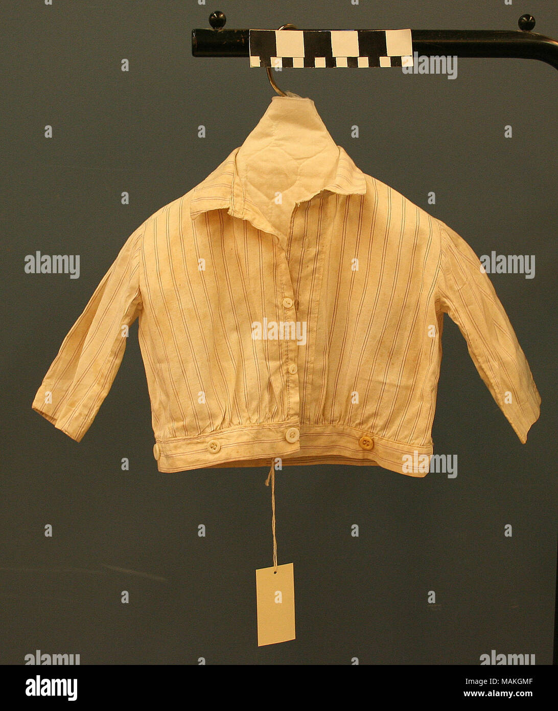 Boy's band d'une chemise blanche avec rayures violet et noir pantalon court. Porté par Vahl Elbert Underwood et faite par sa grand-mère, Sarah Ellen Haynes. Le costume a été fabriqué à partir d'une chemise et le pantalon de son mari Hiram. Titre : chemise rayée violet et noir Short Ensemble de Vahl Underwood fait par sa grand-mère Sarah Ellen Haynes . Entre 1916 et 1917. Haynes, Sarah Ellen Eaton, 1855-1951 Banque D'Images