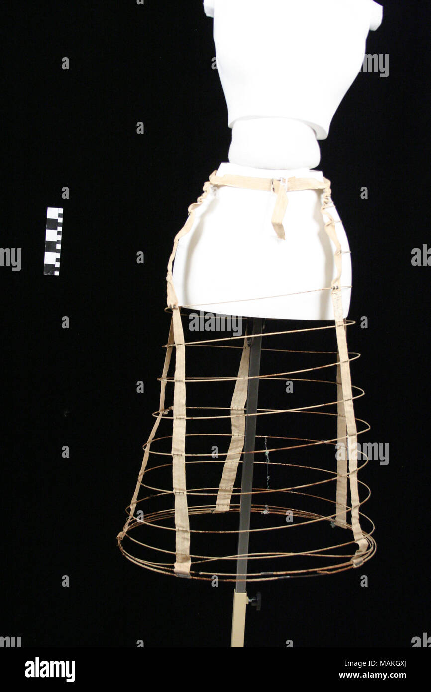 Cage à ressort de la femme crinoline. Forme conique avec agitation en arrière. Les ressorts sont reliés par 5 bandes coton verticale. L'avant est laissé ouvert--crinoline circulaire complète ne commence pas jusqu'à ce 10e printemps. Titre : la femme Crinoline Steel Cage . entre vers 1880 et vers 1886. Banque D'Images