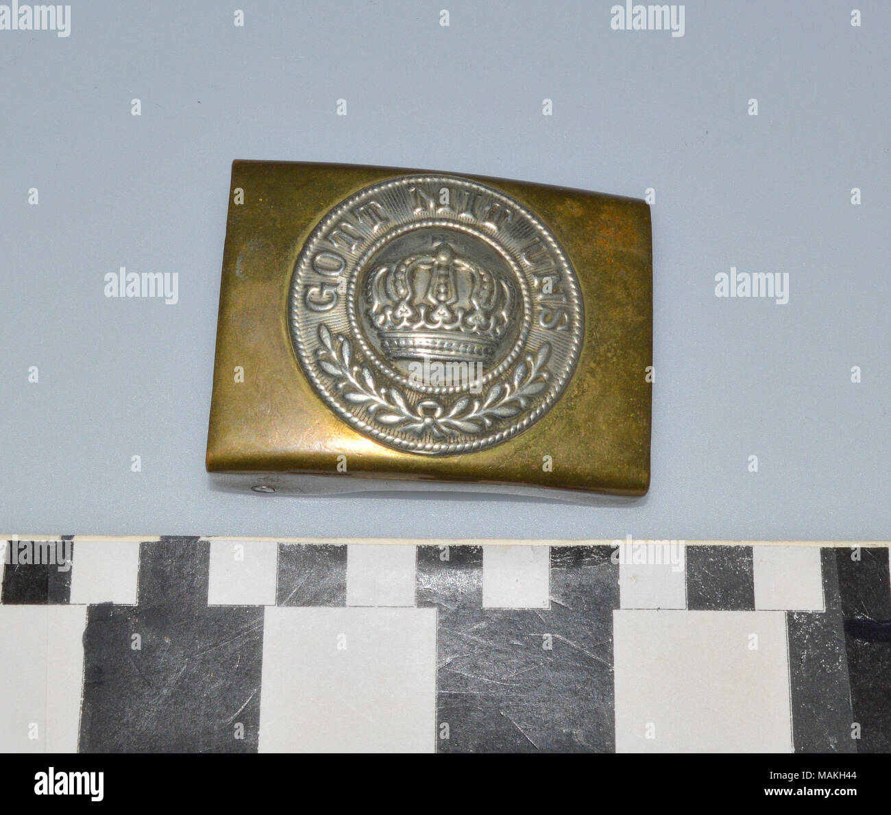 La Première Guerre mondiale en laiton rectangulaire Empire allemand avec  boucle de secours d'argent ronde avec une couronne et l'inscription 'Gott  mit uns.' Title : La Première Guerre mondiale, l'Empire allemand Boucle