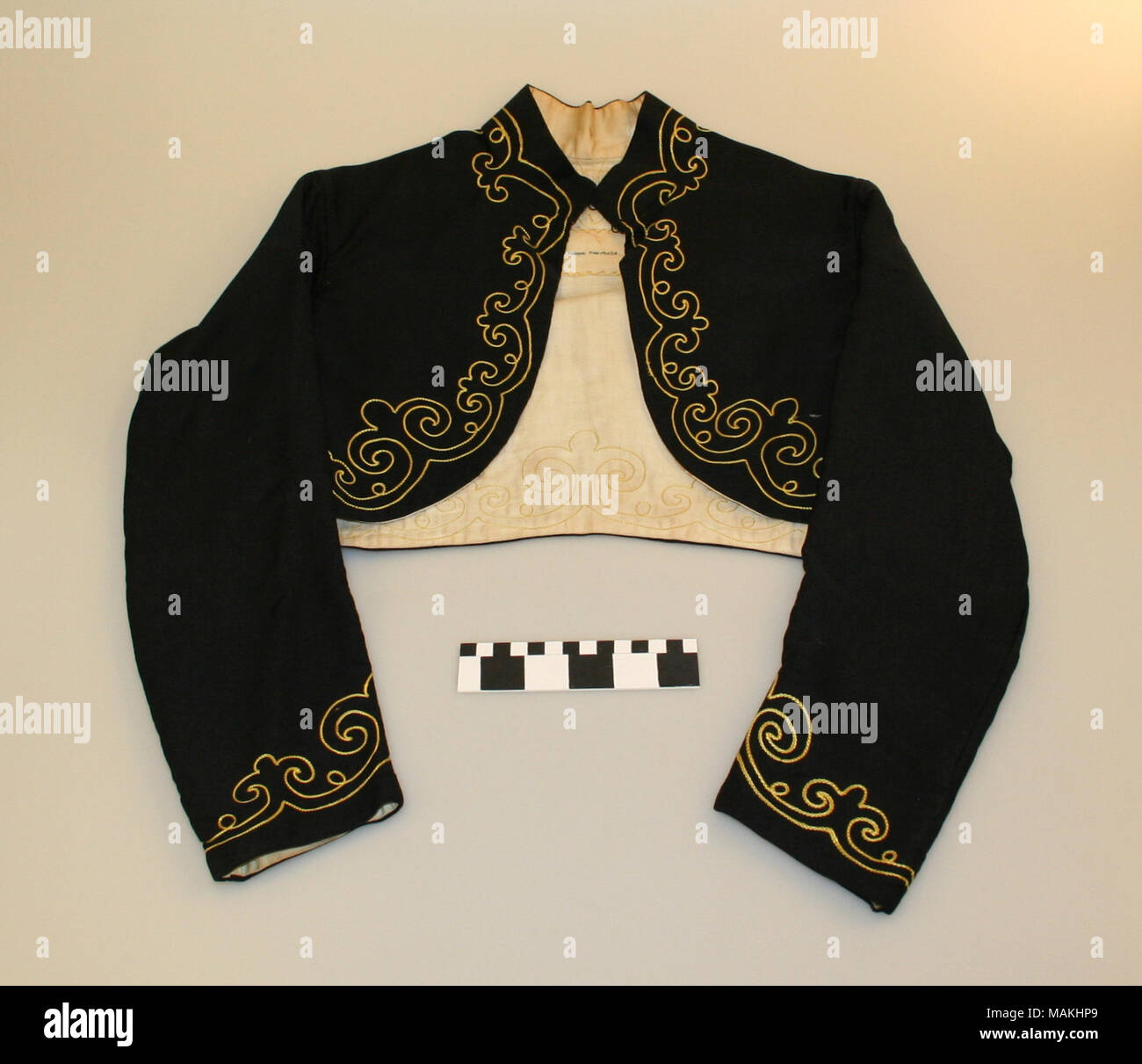 Les filles de Rebecca uniforme qui se compose d'une veste noire (a) de fil d'or d'informations, longue jupe noire (b) avec des boutons de métal blanc et noir, capuchon de fourrage (c), et sabre baïonnette (voir autre fiche) utilisé par Heerhold Hanna. Un fourreau de baïonnette et français--qui aurait été utilisé pour des exercices d'épée--est associé à l'uniforme. Les filles de Rebecca les dames auxiliaires de l'Ordre Indépendant des Odd Fellows, dont les 3 maillons symbole est sur la jupe, boutons. Titre : Filles de Rebecca uniforme des Heerhold Hanna . 1911. Armstrong et Co. Banque D'Images