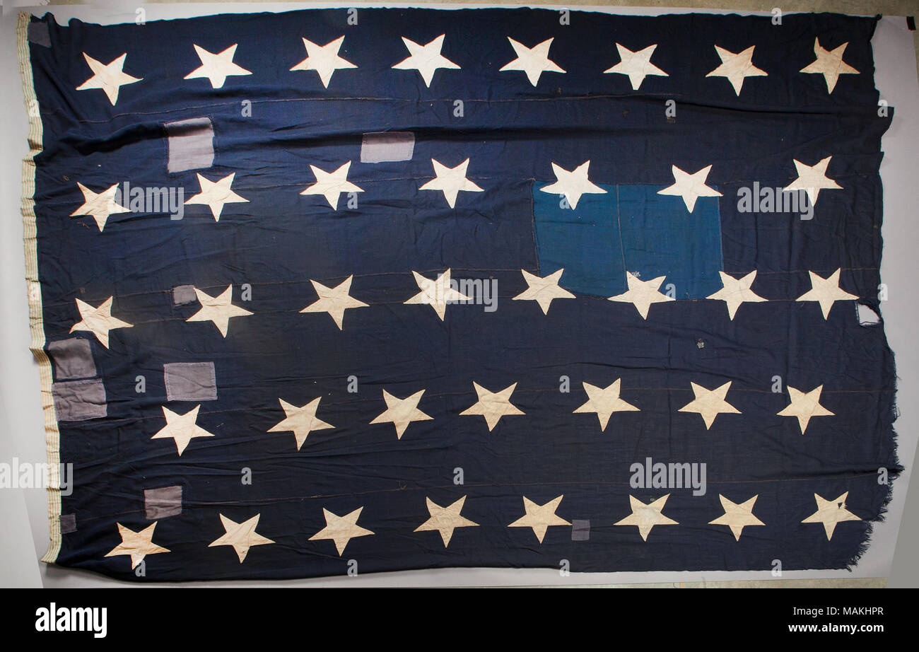 La U.S. Naval jack porte le même nombre d'étoiles que le U.S. National couleurs. Ce drapeau a 38 stars qui daterait de 1877 à 1890 lorsque le drapeau officiel star 38 a. Cependant, l'histoire associée à cet indicateur n'est qu'il a été acheté par le Ex-Man-O-Wars' les hommes (un groupe d'anciens combattants de la marine) de Saint Louis pour des besoins de recrutement pour la première guerre mondiale et a été utilisé lors de funérailles des hommes de la marine. Titre : star 38 U.S. Naval Union Jack . Entre 1877 et 1890. Banque D'Images