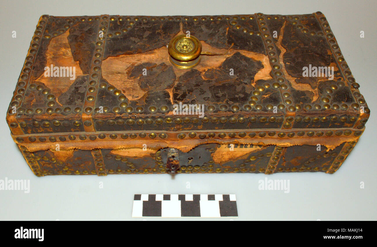 Petit coffre rectangulaire recouvert de cuir avec un bouton rond poignée sur le dessus. Titre : petite malle en cuir . après 1832. Banque D'Images
