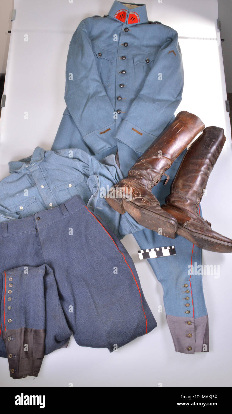 La Première Guerre mondiale uniforme français de Joseph Desloge. Veste uniforme comprend, sous-vêtement, et jodphur Pantalon style poids en été et en hiver. Comprend également des bottes en cuir style d'équitation. Desloge se porte volontaire pour la première guerre mondiale, le service en janvier 1917 et a été attaché à l'armée française comme ambulancier. Plus tard, il s'enrôle dans l'armée française et a servi d'agent de liaison d'artillerie avec le 11e Régiment d'artillerie. Il était deorated pour la vaillance de ses actes près de Voziers. Titre : La Première Guerre mondiale, 11ème français de l'uniforme de l'officier d'artillerie de Joseph Desloge . Entre 1917 et 1919. Banque D'Images