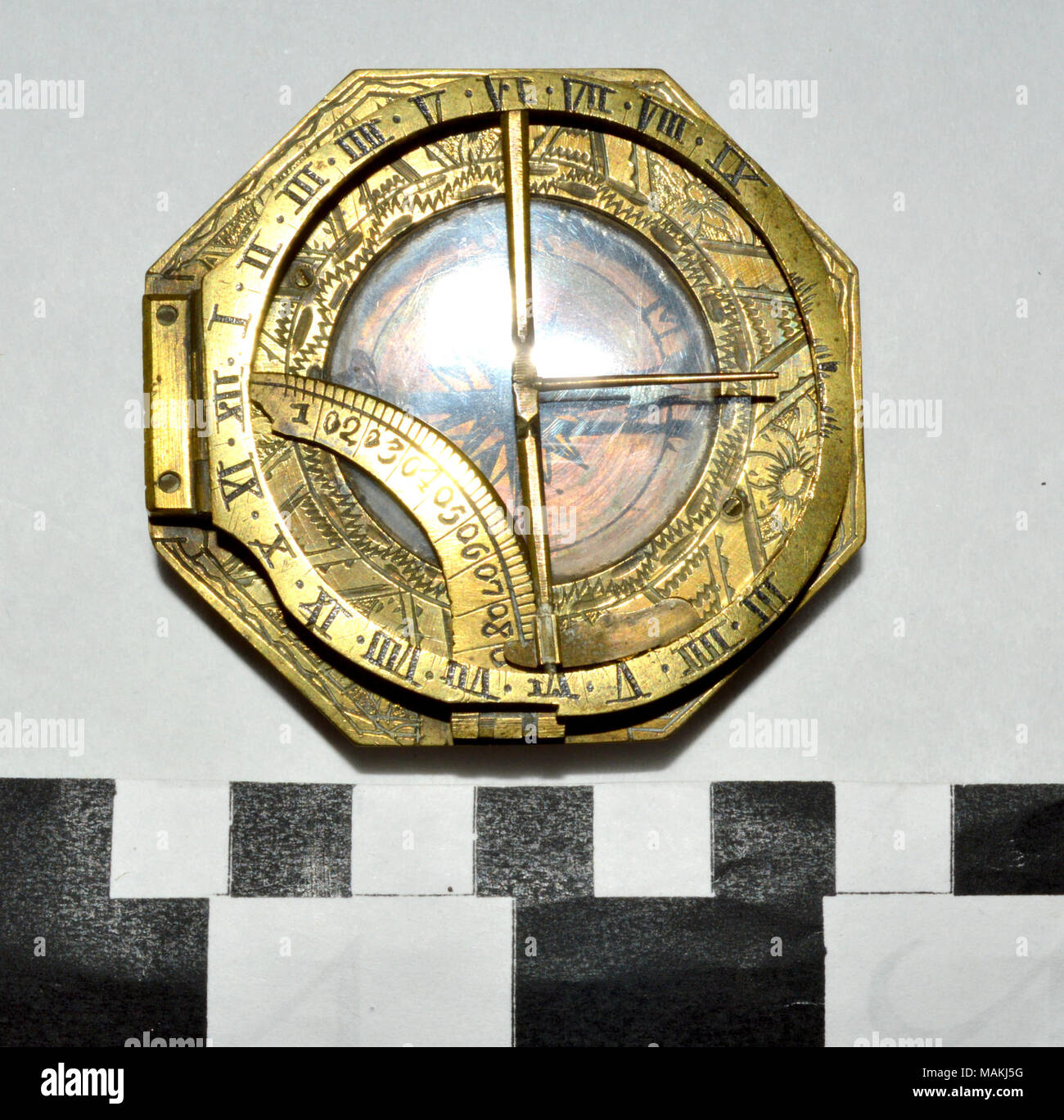 Une lampe de poche (combinaison boussole cadran solaire et boussole) qui aurait appartenu à un pirate de l'espagnol. Titre : Lampe de poche boussole . Entre 1750 et 1790. Banque D'Images