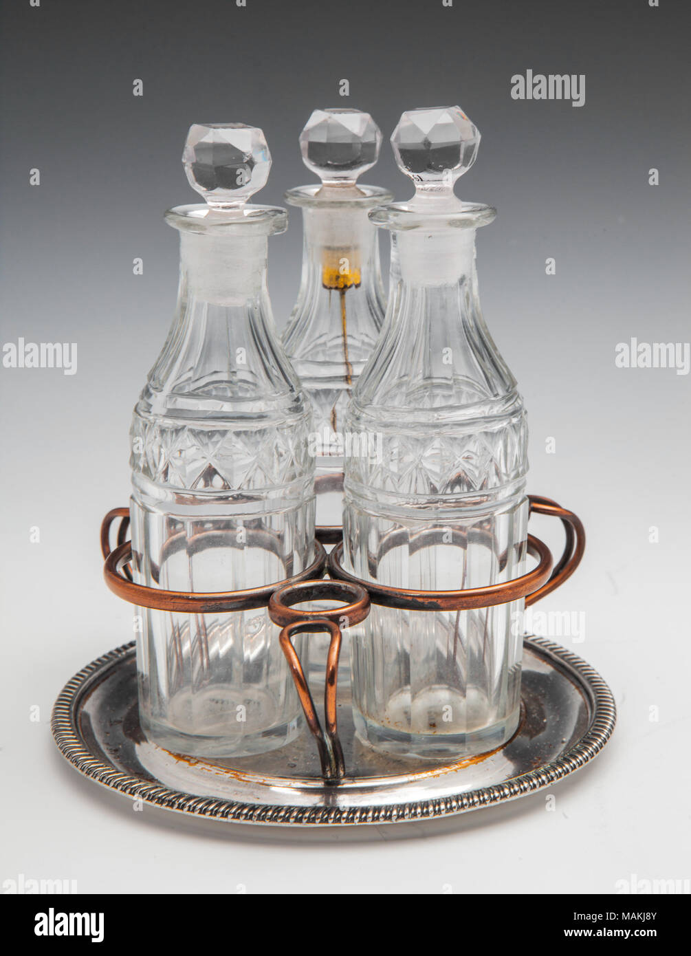 Ensemble de trois bouteilles en verre avec bouchons en plaqué argent  titulaire. Selon l'histoire familiale, l'ensemble n'a été apporté de France  au nord autour de 1790 et à Saint-Louis en 1804 par