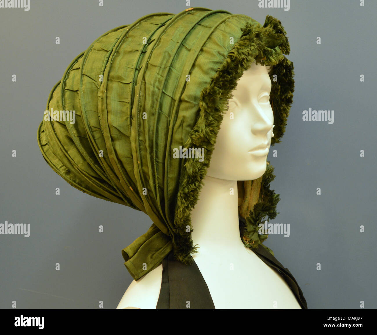 Taffetas de soie verte calash bonnet. Titre : vieux vert Bonnet . Entre 1790 et 1840. Banque D'Images
