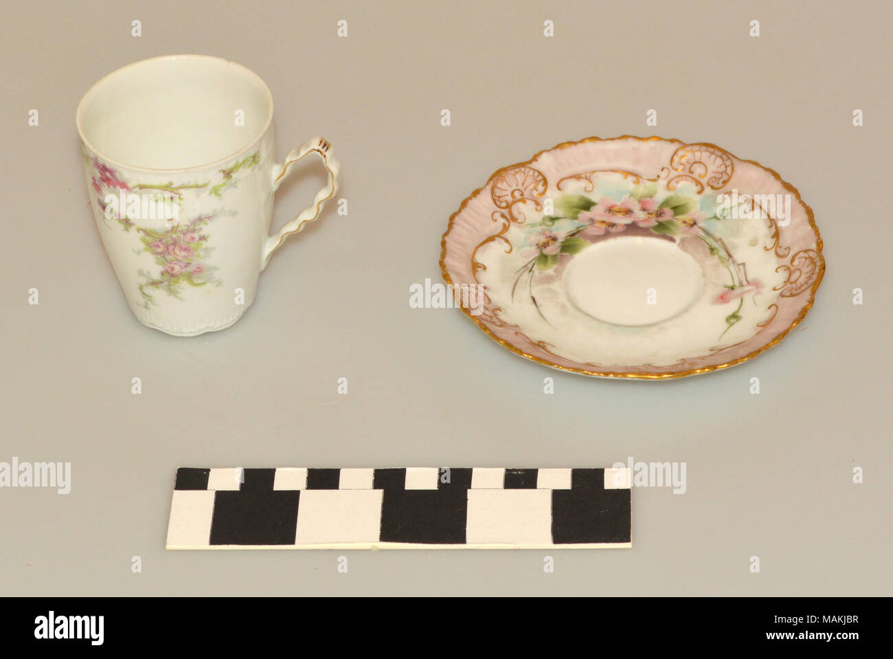 Chine soucoupe peint par Nellie Gerak Busch, épouse de George Kingsbury Busch. Accompagné de thé. Titre : peint à la soucoupe par Nellie G. Busch, avec verre . 1897. Banque D'Images