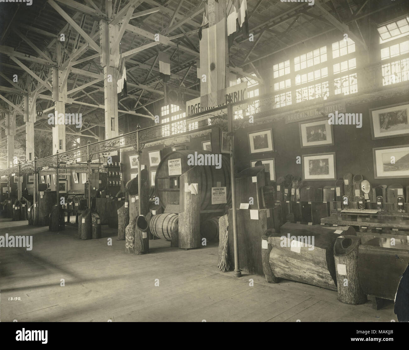 Photographie sépia, Horizontal montrant une série d'expositions de produits en bois, y compris un grand baril dans le centre de l'image. Un écriteau "république Argentine' plane sur l'écran, et le haut du mur derrière les écrans sont en grande partie de windows. Titre : l'écran de l'Argentine dans le département de la foresterie, de la pêche et de jeu à la foire mondiale de 1904. . 1904. Société photographique officiel Banque D'Images