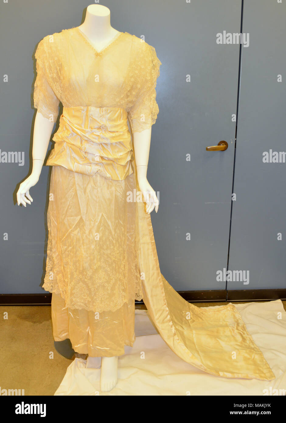 Satin et dentelle robe de mariage, chaussures, gants, et ruban porté par Dorothy Krausse à son mariage. Dorothy Campbell Stewart mariés le 5 novembre 1914. Titre : Robe de mariage et accessoires de Dorothy Krausse Campbell . 1914. Banque D'Images
