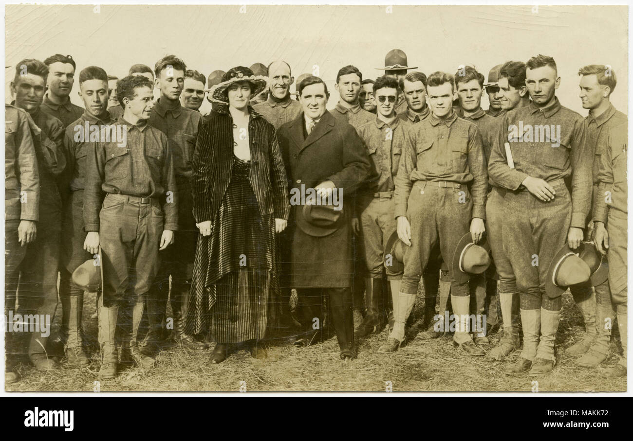 Photographie sépia, Horizontal montrant des soldats en uniforme se sont rassemblés autour d'un homme et une femme en tenue civile, posant pour une photo de groupe. Le groupe semble être debout dans un champ ouvert. Titre : soldats en uniforme se sont rassemblés autour d'un homme et d'une femme de poser pour une photo de groupe. . Entre vers 1914 et vers 1918. Michel, Carl Banque D'Images