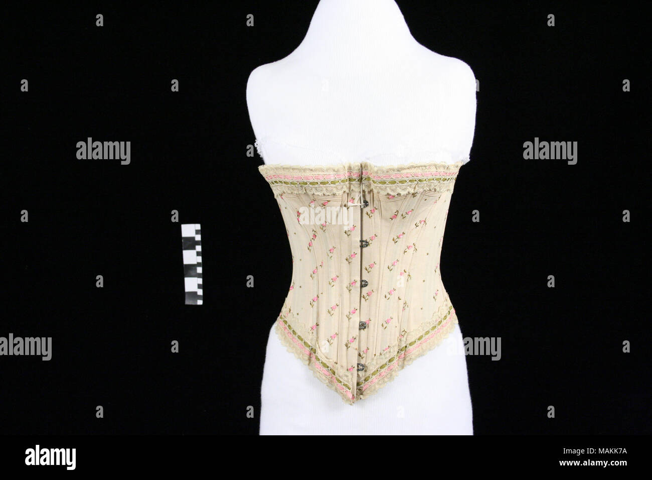 Woman's tan bas avec motif fleur rose et ruban rose et vert et de dentelle. Titre : la femme Corset Tan avec fleur rose . Motif entre vers 1895 et vers 1900. Maison Aristide Boucicaut Banque D'Images