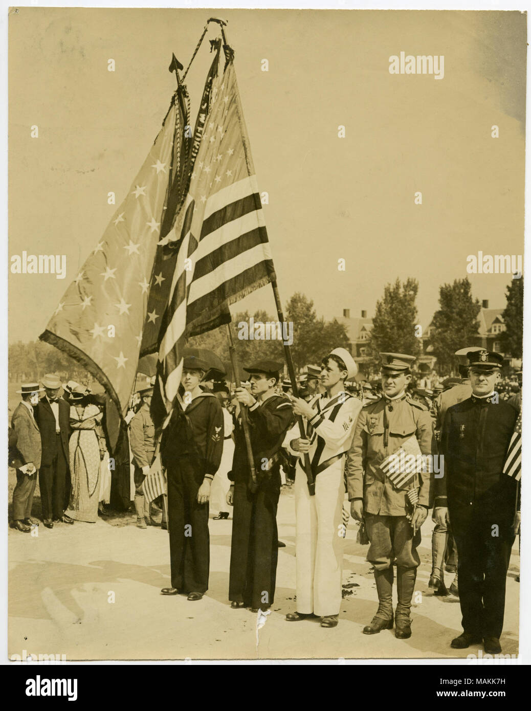 Photographie sépia, verticale montrant des soldats et marins au garde au cours d'une célébration du Jour de décoration. Deux des marins sont holding flags, dont l'un est le drapeau des États-Unis. Les femmes et les hommes en civil se déplacer parmi les soldats pendant la célébration. Titre : 'Decoration Jour, Jefferson Barracks, MO.' . entre vers 1914 et vers 1918. Michel, Carl Banque D'Images