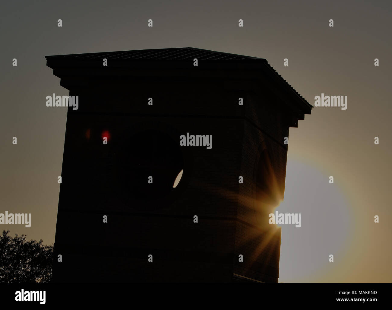 La tour ronde en brique avec des ouvertures de fenêtres au coucher du soleil Banque D'Images