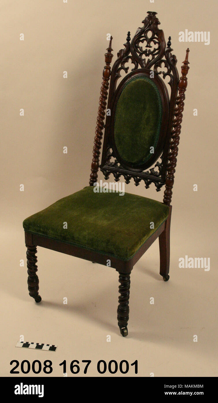 Fauteuil de style néogothique de velours vert siège rembourré et dos. Gothique décoratif-arch percé en arrière. Titre : fauteuil de style néogothique . après 1840. Banque D'Images