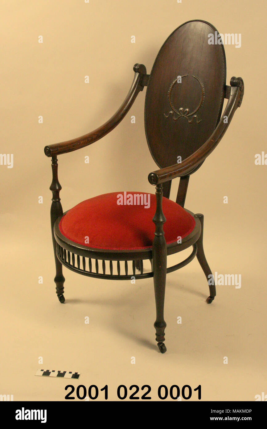 Richard M. Scruggs, associé à l'Scruggs, Vandervoort et Baqrney mercerie, était un philanthrope bien connu Saint Louis. Cette chaire, un don de Scruggs' soeur Sallie Scruggs en 1859, a été utilisé comme une chaise de bureau d'accueil. chaise de bois siège de velours rouge a courbé, pions de bras, 4 roulettes à tourné les jambes, ovale panneau arrière. Titre : Fauteuil administré par Richard M. Scruggs . circa 1859. Banque D'Images