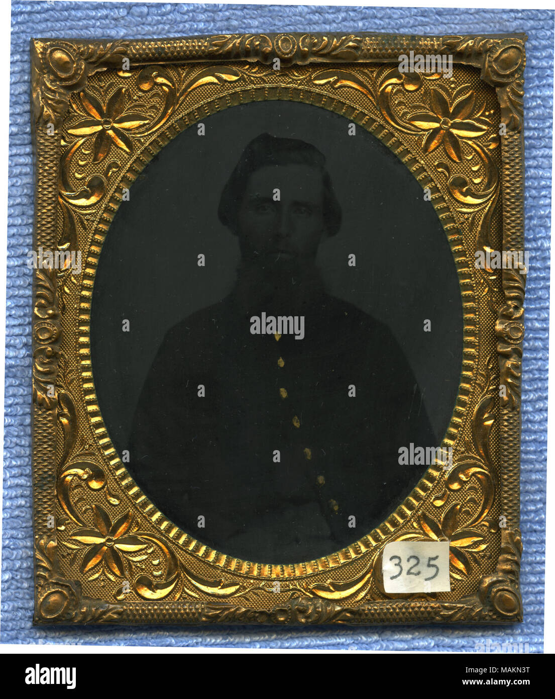 Objet non enveloppé tintype avec mat, Preserver et le verre. Portrait de mi-longueur d'un soldat barbu portant un sombre, seul habit-gold avec boutons teinté. Pas de distinction insigne est visible. Titre : Guerre civile soldat non identifié. . Entre 1861 et 1865. Banque D'Images