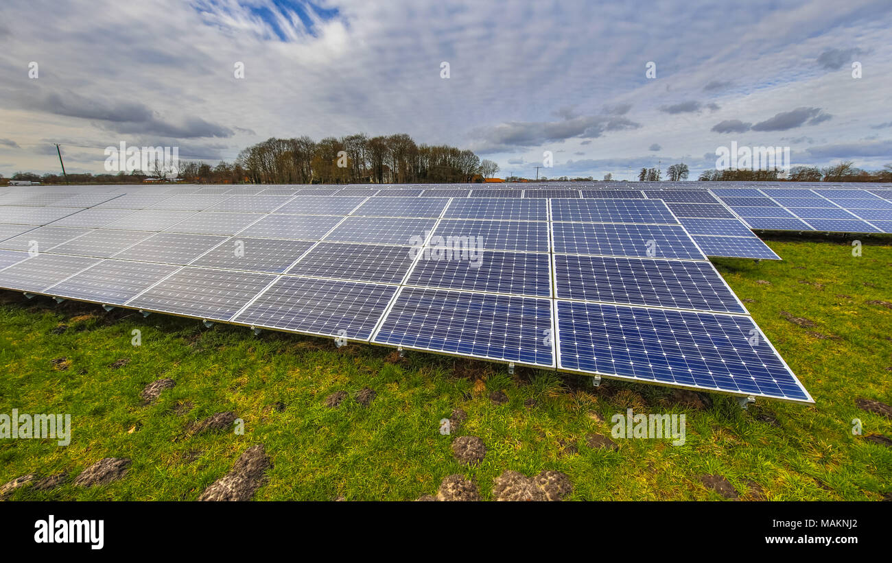Panneaux à énergie solaire énergie propre contexte en pré sur campagne allemande Banque D'Images