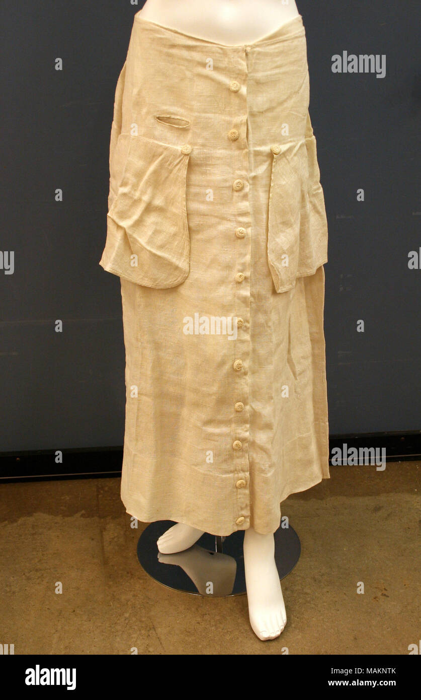 Jupe en lin blanc de femmes portés par peplum avec un membre de la famille  d'Austin ou de Compton. Titre : Jupe en lin blanc Peplum avec . Entre 1910  et 1920