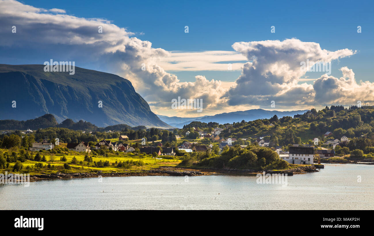 Fjord norvégien village de paysage sur journée ensoleillée en août Banque D'Images
