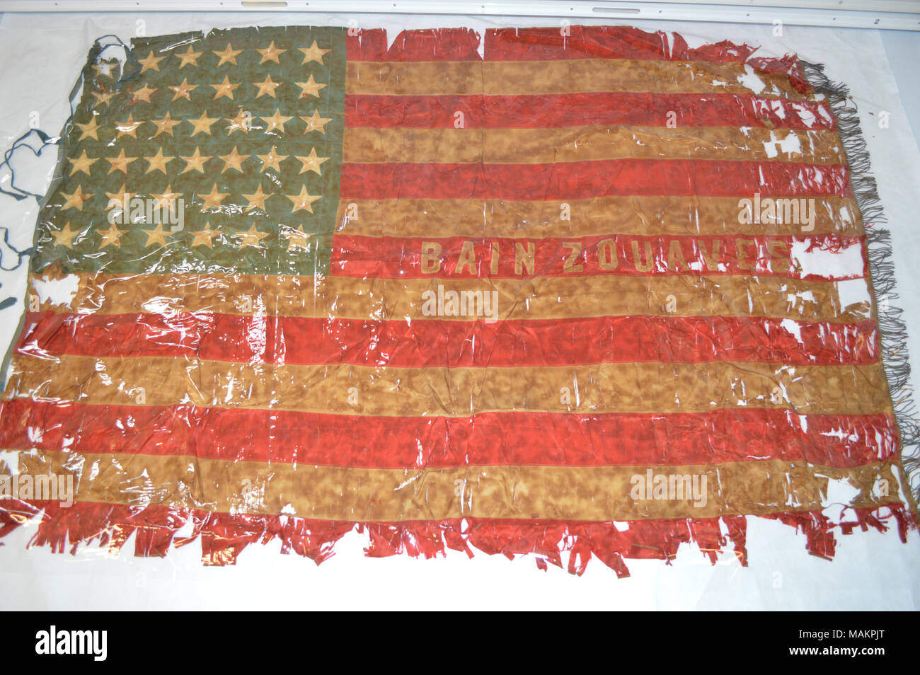 38 étoiles US drapeau, couleurs de l'entreprise Bain, Zouaves un saint Louis post-Guerre civile compagnie de milice. Les Zouaves Bain a été une entreprise de la réserve de la Police de Saint-louis Regiment, qui s'est formé en 1877 à la suite de cette année, la grève des chemins de fer, avant de devenir une société de service de l'état dans le 3e Régiment de la Garde nationale du Missouri. C'est le seul drapeau de cette société existe. Titre : 38-Star US Drapeau, couleurs de l'entreprise pour le bain Zouaves, Saint Louis . Entre 1879 et 1886. Banque D'Images