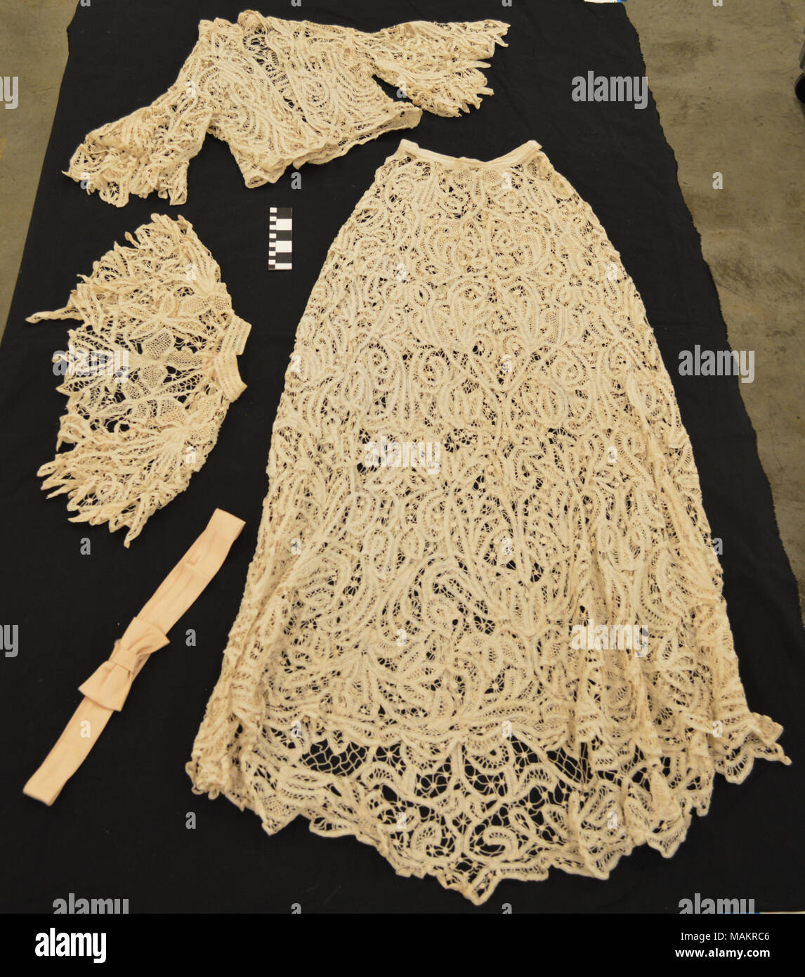 L'histoire de la famille indique que cette robe a été portée par Birdie Virginia Russell lorsqu'elle avait épousé Frank Kinnear Doane en janvier 1880, mais le style semble être celui de décennies plus tard. Il est possible qu'il appartenait à leur fille, également appelé Birdie, et a été porté au début des années 1900. Titre : Ensemble dentelle Battenberg blanc . Entre 1900 et 1915. Banque D'Images