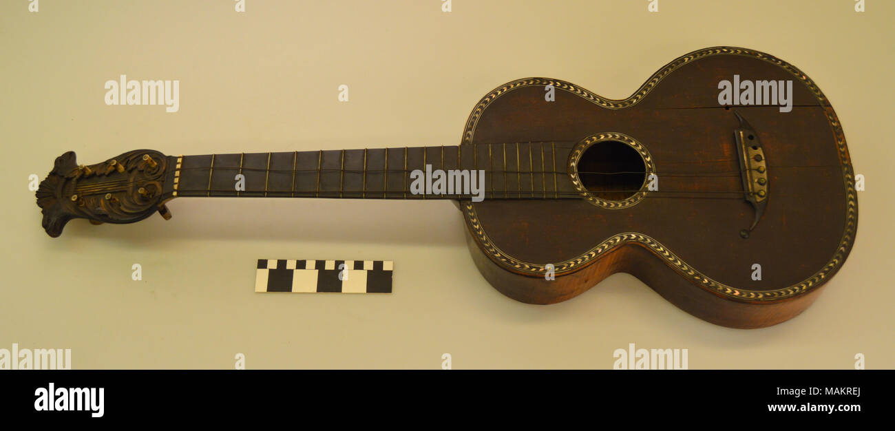 Guitare faite par Charles Pommer à Philadelphie. Son fils Ferdinand et Frederick William a déménagé à New York après sa mort et ont été actifs en tant que décideurs d'instruments de musique à Hermann et Saint Louis. Titre : guitare faite par Charles Pommer . Entre 1830 et 1838. Pommer, Charles, 1789-1838 Banque D'Images