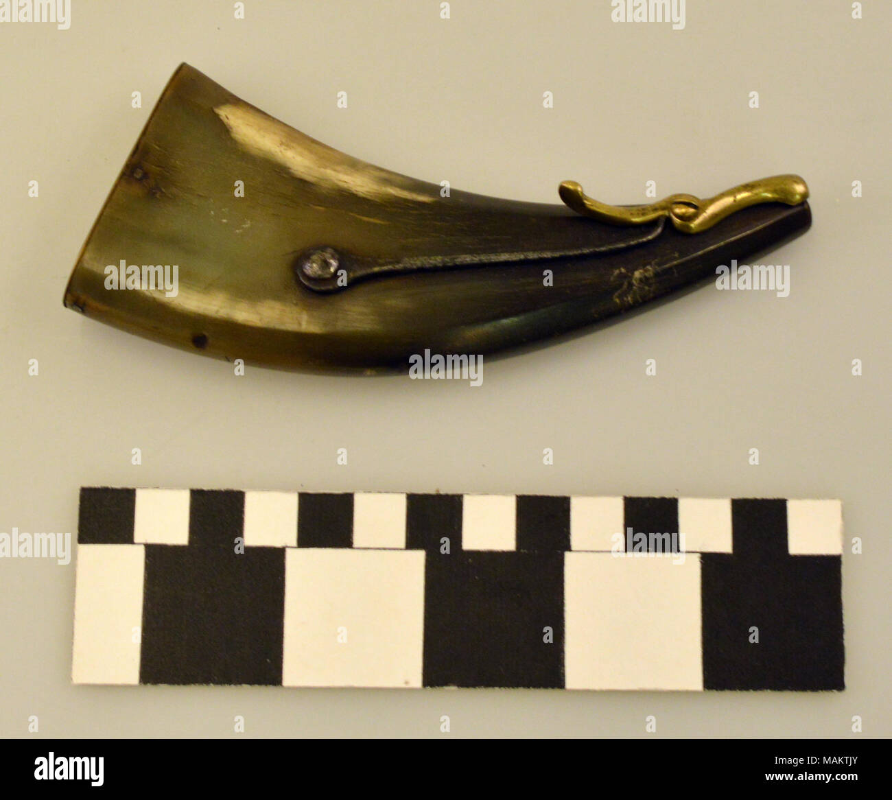 Petit comprimé ou corne à poudre avec garniture en laiton et mécanisme de fermeture il est monté sur le côté. Titre : Poche plate Flacon de poudre . Entre 1800 et 1915. Banque D'Images